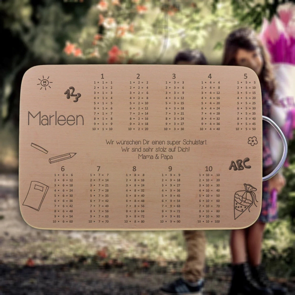 Personalisiertes Frühstücksbrettchen mit kleinem 1x1 | Einschulungsgeschenk aus Buchenholz mit Wunschname & Wunschtext