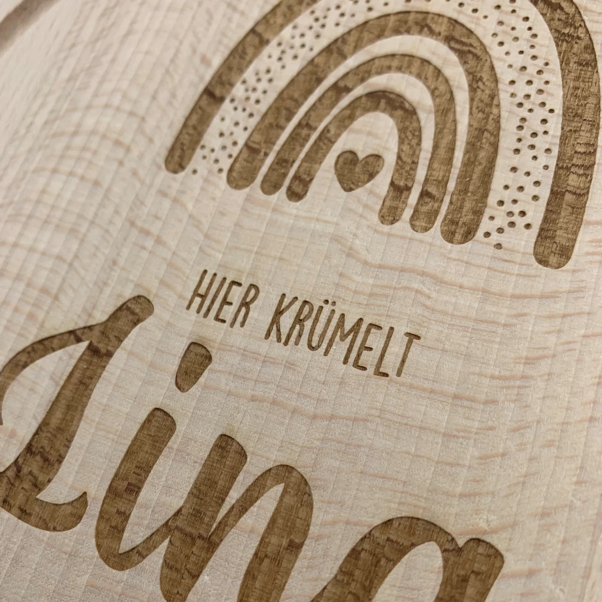 Personalisiertes Holz-Frühstücksbrettchen für Kinder mit Gravur – Motiv Regenbogen & Name
