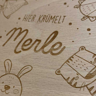 Rundes Frühstücksbrett für Kinder mit Gravur Tiere und Namen Merle Nahansicht