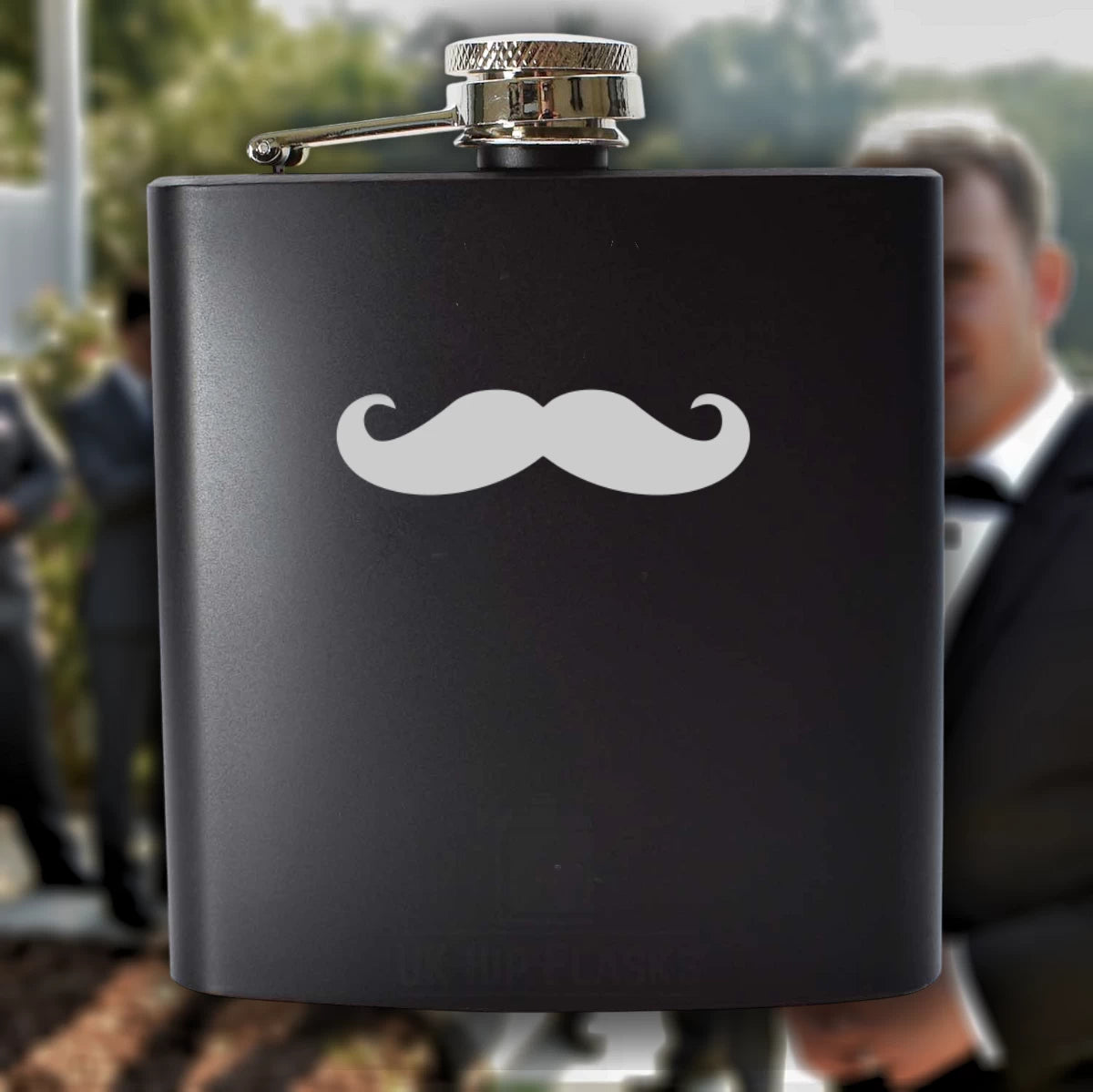 Personalisierter Flachmann für Bräutigam und Trauzeugen | Mustache-Grafik & Namen, Wunschtext | Edelstahl schwarz matt