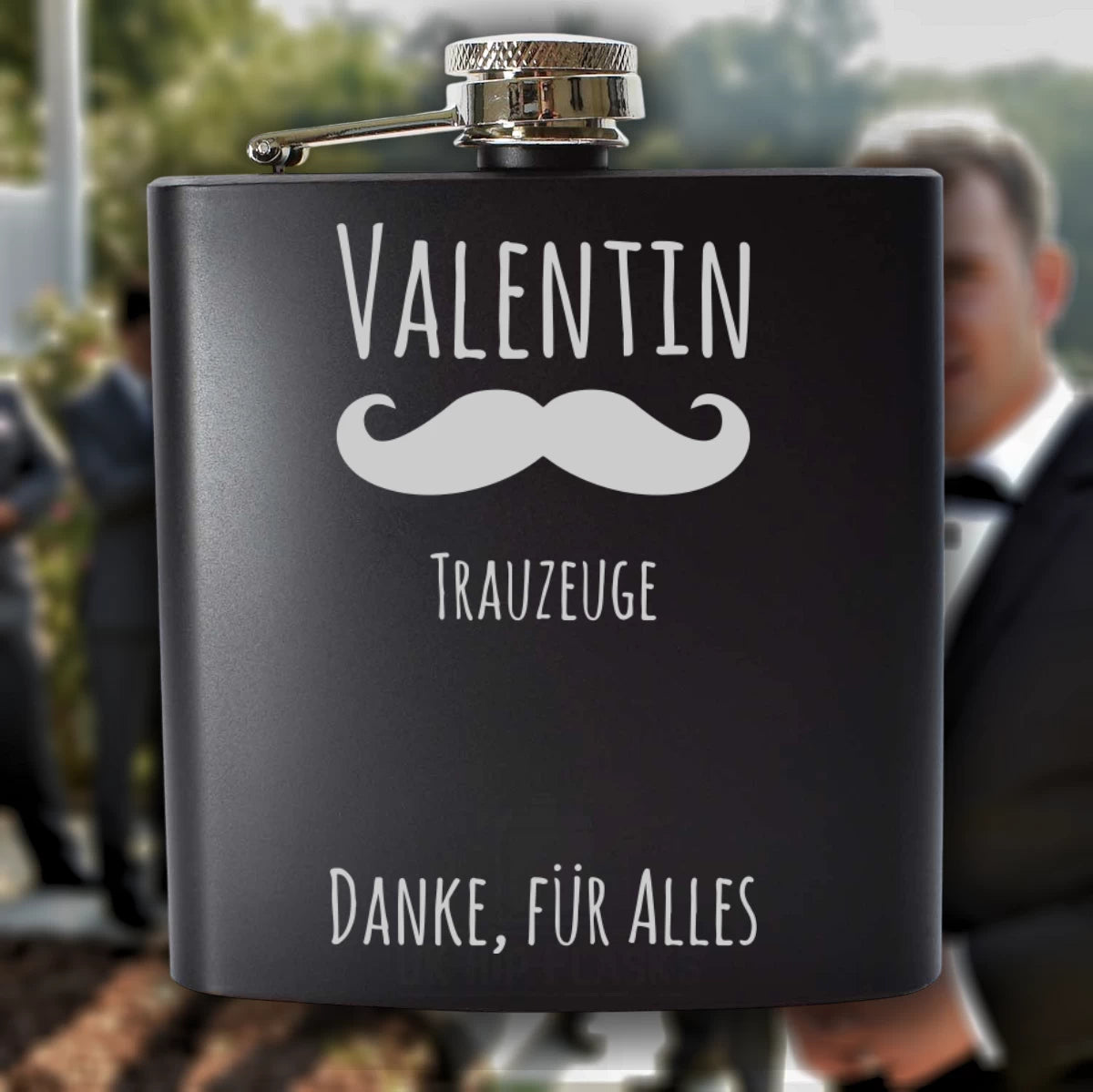 Personalisierter Flachmann für Bräutigam und Trauzeugen | Mustache-Grafik & Namen, Wunschtext | Edelstahl schwarz matt