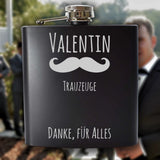 Personalisierter Flachmann für Bräutigam und Trauzeugen | Mustache-Grafik & Namen, Wunschtext | Edelstahl schwarz matt