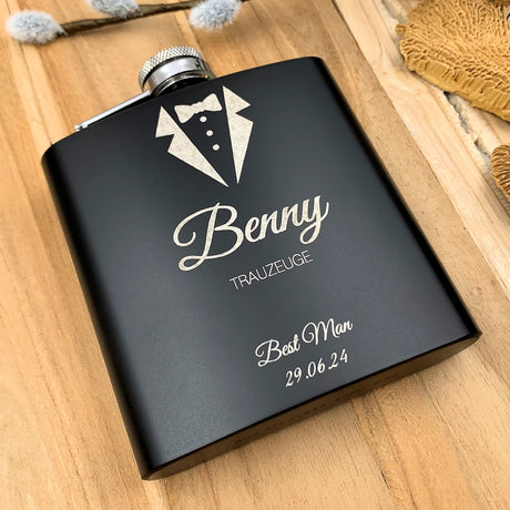 Personalisierter Flachmann für Bräutigam und Trauzeugen | Smoking Design mit Namen & Wunschtext | Edelstahl schwarz matt lackiert