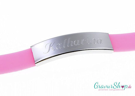 Weißes Kautschukarmband, Gravurbeispiel – personalisiert mit deinem Namen