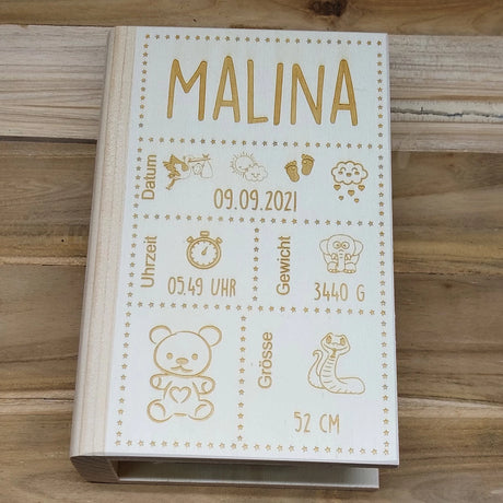 Personalisierte Spardose "Sparbuch" | Geschenk zur Geburt oder Taufe | Sterne, Bär, Uhr