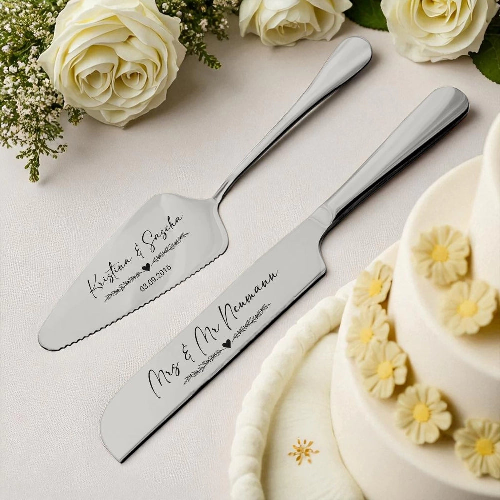 Personalisiertes Tortenmesser und Tortenheber in Silber mit individueller Mr & Mrs Gravur, Namen und Datum im eleganten Zweig-Design.