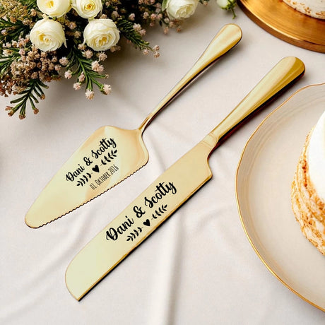 Personalisiertes Tortenmesser und Tortenheber in Gold mit Gravur, Herz- und Ranken-Design für Hochzeit.