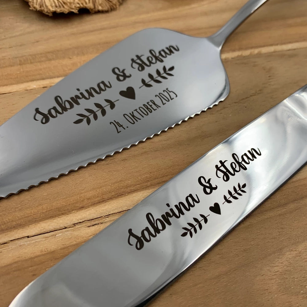 Personalisiertes Tortenmesser und Tortenheber in Silber mit individueller Gravur und romantischem Herz-Ranken-Design.