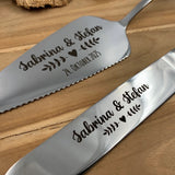 Personalisiertes Tortenmesser und Tortenheber in Silber mit individueller Gravur und romantischem Herz-Ranken-Design.