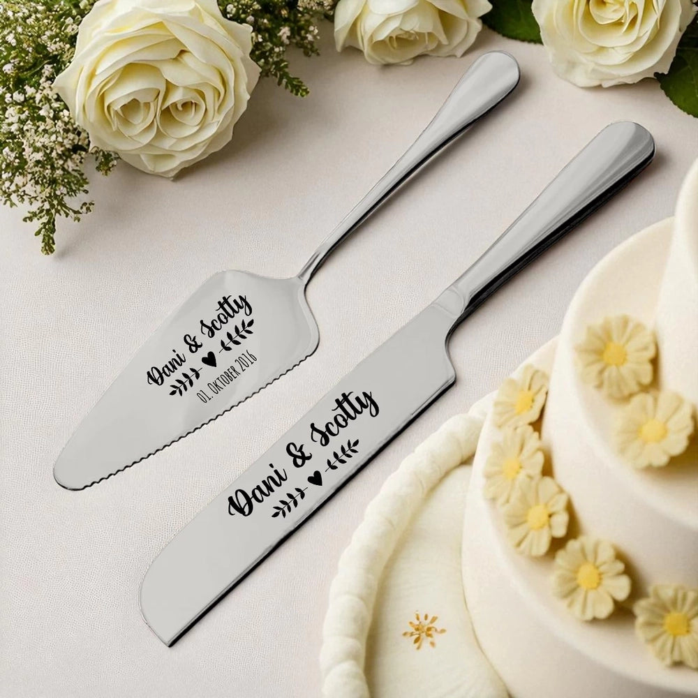 Personalisiertes Tortenmesser und Tortenheber in Silber mit individueller Gravur und romantischem Herz-Ranken-Design.