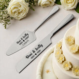 Personalisiertes Tortenmesser und Tortenheber in Silber mit individueller Gravur und romantischem Herz-Ranken-Design.