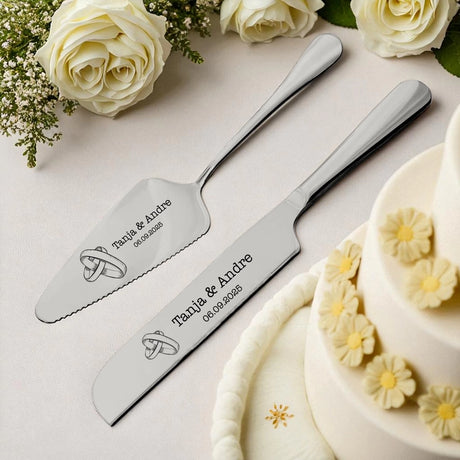 Personalisiertes Tortenmesser und Tortenheber in Silber mit persönlicher Gravur, frei gestaltbarem Text und individuellem Motiv.
