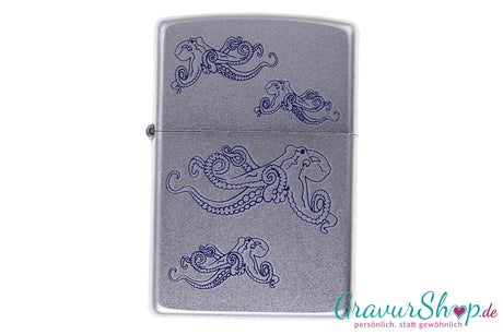 Zippo Octopus in Satin Chrome mit vier blauen Kraken-Applikationen – individuell graviert, Gravur kostenlos