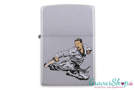 Zippo Karate Jumping in Satin Chrome für Karate-Sportler – mit kostenloser Gravur
