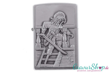 Zippo One Eyed Pirate in Satin Chrome mit aufgesetzter Piratenplatte – mit Namensgravur