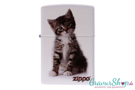 Zippo Katze in Weiß matt mit süßem Katzenbaby auf der Vorderseite – inkl. Namensgravur