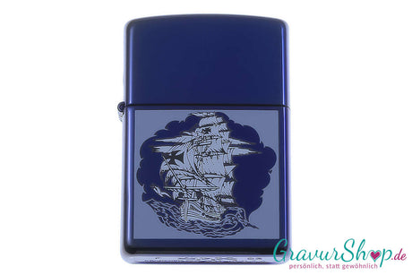 Zippo Pirate Boat in Mood Indigo mit Piratenschiff-Motiv – personalisierbar mit deinem Namen