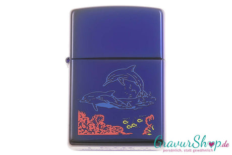 Zippo Dolphins in Mood Indigo mit buntem Delfin-Druck – mit Gravur, kostenlos personalisiert